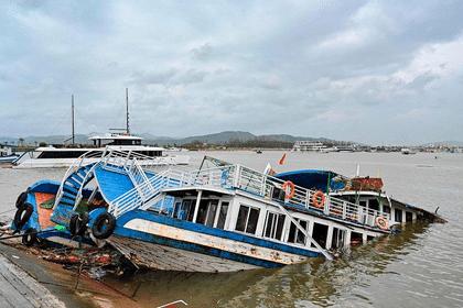 Yagi typhoon at Halong Bay